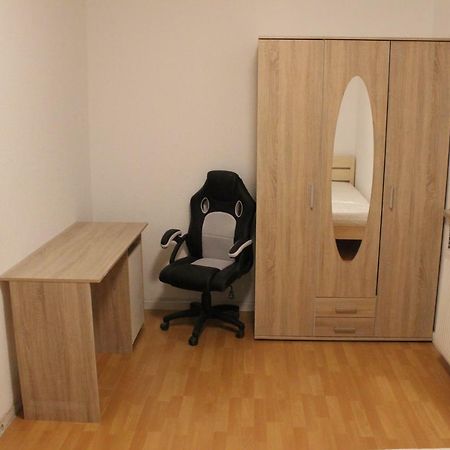 Zimmer Sucht Bewohner Duisburg Bagian luar foto