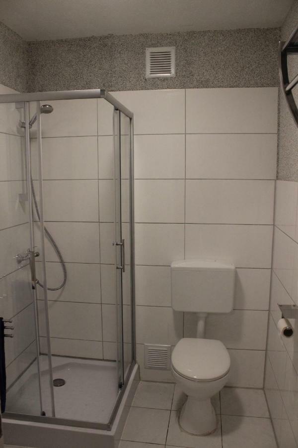 Zimmer Sucht Bewohner Duisburg Bagian luar foto