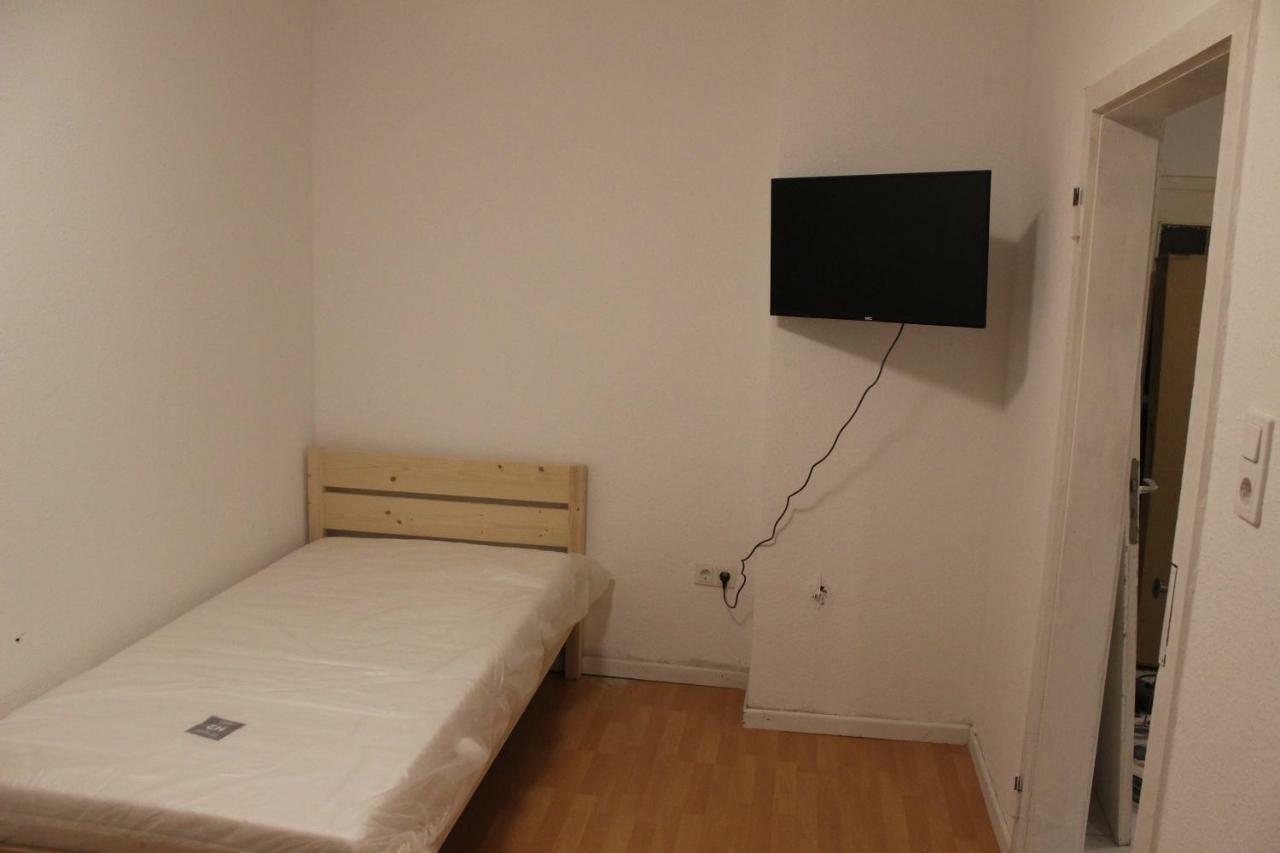 Zimmer Sucht Bewohner Duisburg Bagian luar foto