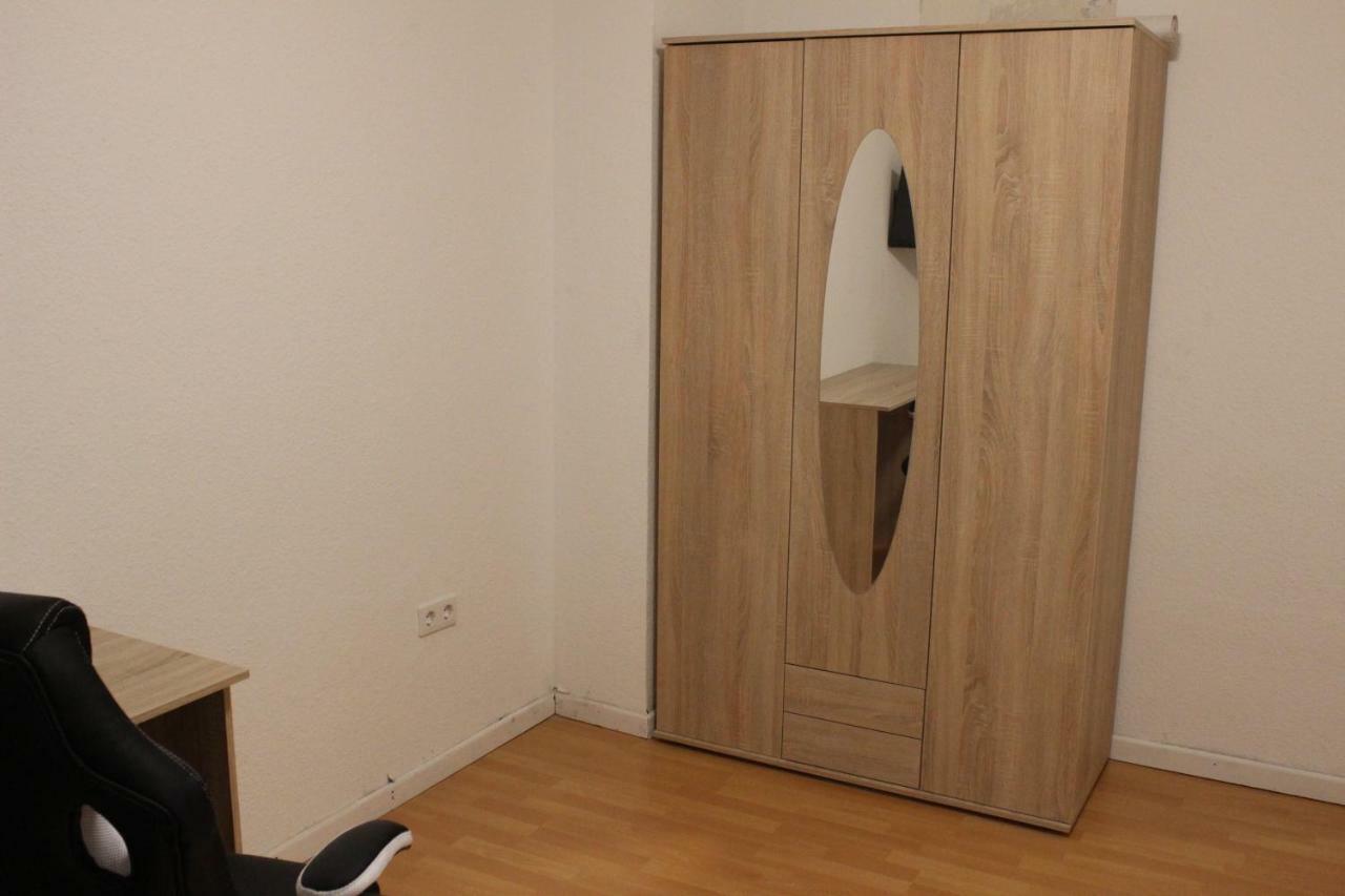 Zimmer Sucht Bewohner Duisburg Bagian luar foto
