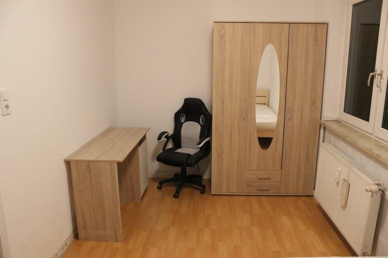 Zimmer Sucht Bewohner Duisburg Bagian luar foto