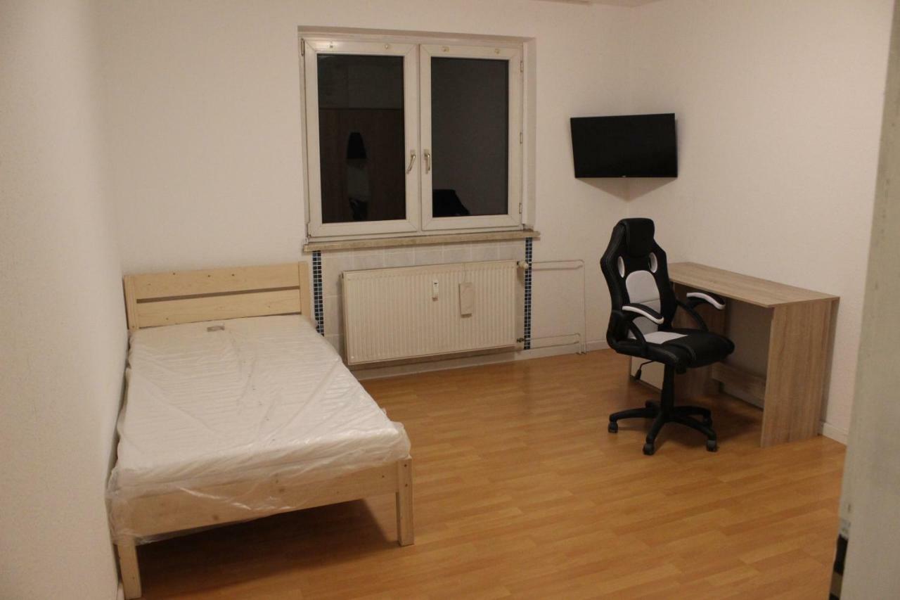 Zimmer Sucht Bewohner Duisburg Bagian luar foto